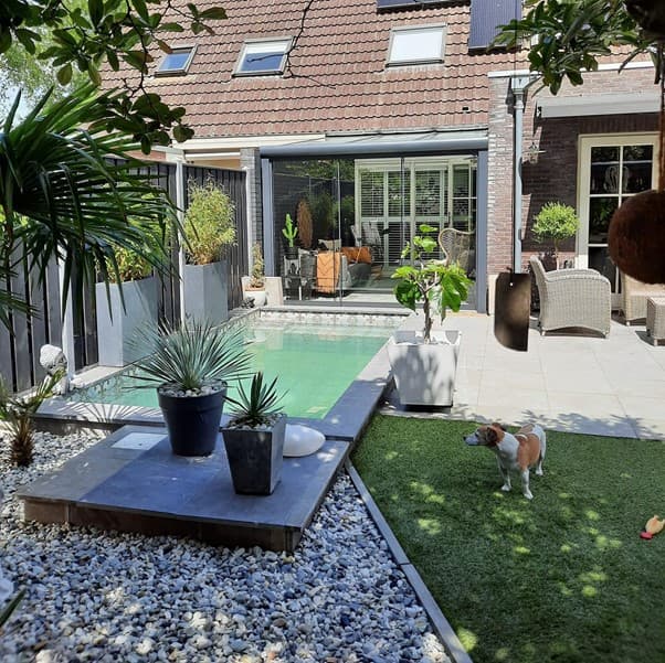 Kleine antraciete overkapping met glazen schuifwanen