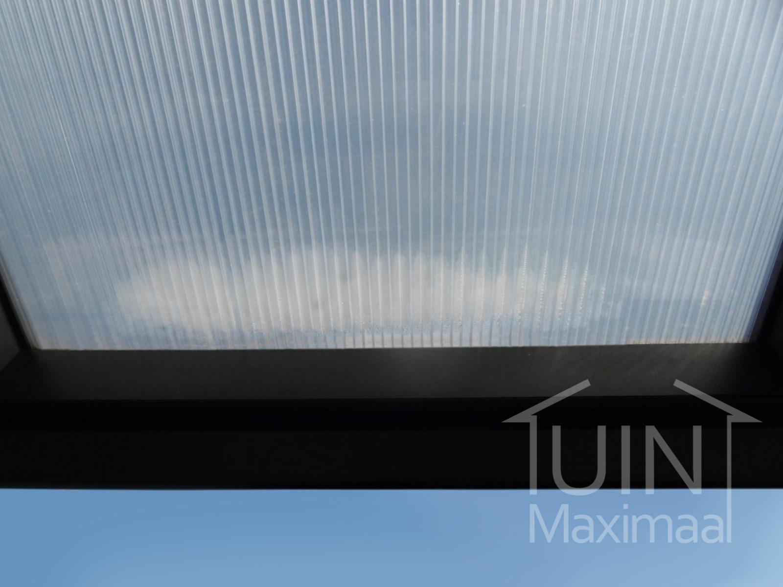 Condensvorming in een polycarbonaat dakplaat Condensvorming in een polycarbonaat dakplaat