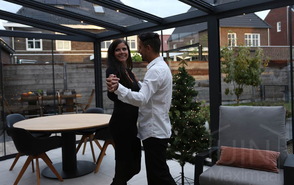 Led verlichting onder een antraciet overkapping Led verlichting onder een antraciet overkapping