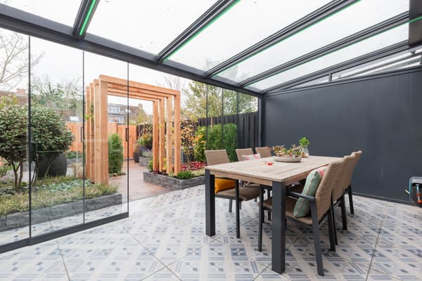 Overkapping met aluminium zijwand en glazen schuifwanden Overkapping met aluminium zijwand en glazen schuifwanden
