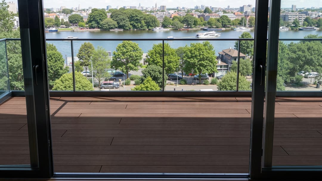Bamboe vlonder op een balkon met uitzicht over het water Bamboe vlonder op een balkon met uitzicht over het water