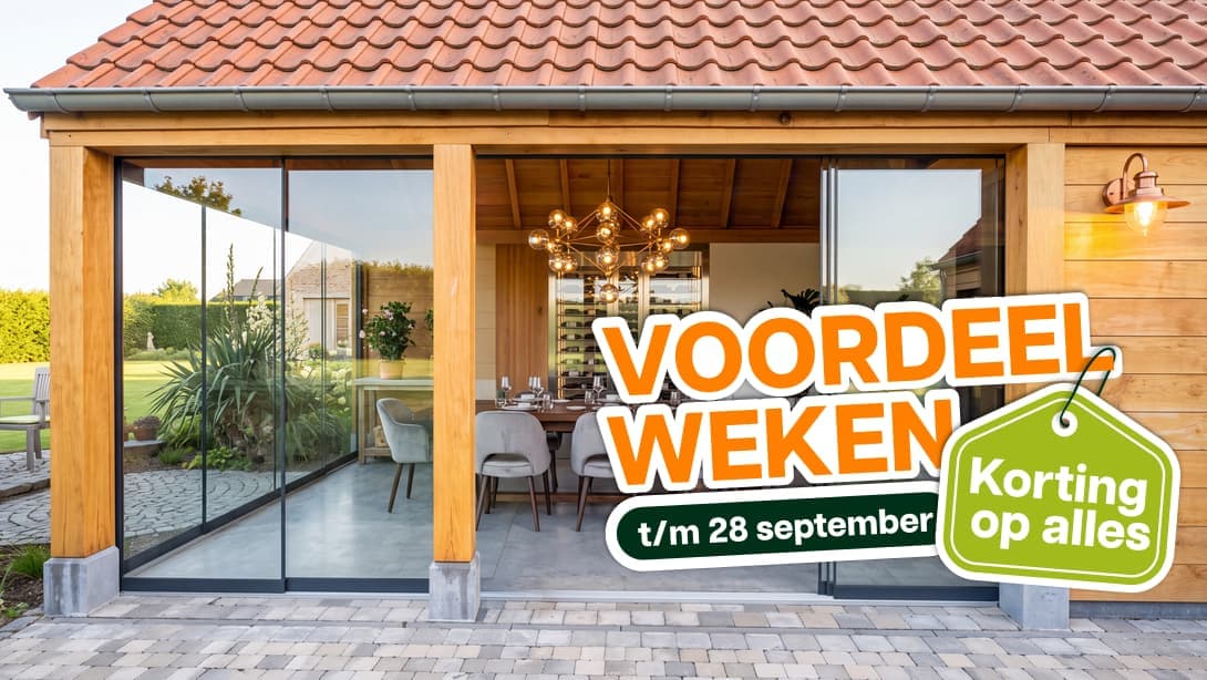 Terrasoverkapping met glazen schuifwanden en stijlvolle zithoek. Terrasoverkapping met glazen schuifwanden, moderne inrichting en sfeervolle verlichting bij een woning.