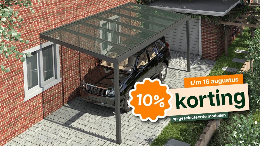 Carport met glazen dak, geplaatst naast een woning, met een zwarte SUV eronder geparkeerd.