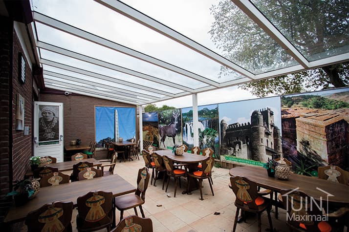 restaurant met een terrasoverkapping met glazen dak