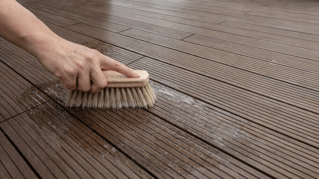Bamboe vlonder schoonmaken met een borstel