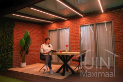 Gumax® Lighting System warm licht in een antraciete overkapping met glasdak