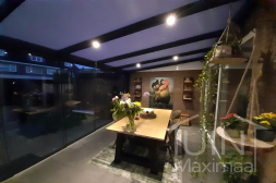 Gumax® ledverlichting met glazen schuifwanden in een veranda