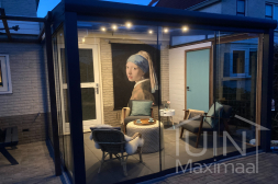 Gumax® ledverlichting in een moderne tuinkamer met glazen schuifwanden