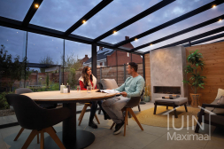 Gumax® ledverlichting in antracieten serre met glazen dak en schuifwanden
