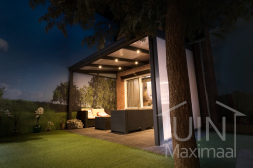 Gumax® ledverlichting met polycarbonaat zijwand in een klassieke antraciete overkapping