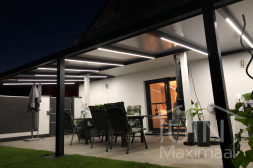 Gumax® Lighting System koelwit licht onder antraciete terrasoverkapping
