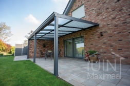 Klassieke Gumax® Terrasoverkapping in mat antraciet van 6,06 x 3,5 meter met glazen dakplaten inclusief Gumax zonwering 