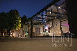 Grote moderne tuinkamer met Gumax® ledverlichting en glazen dak