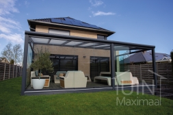 Overkapping glas aan huis in mat antraciet met opaal polycarbonaat dakplaten