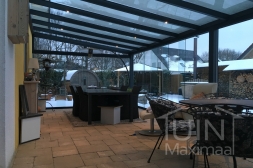 Antracieten veranda met Gumax® ledverlichting, glazen dak en glazen schuifwanden