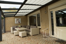 Klassieke Gumax® Terrasoverkapping in mat antraciet van 8,06 x 3 meter met glazen dakplaten inclusief Gumax zonwering en LED verlichting