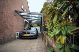 Moderne Gumax® Carport aan huis in mat antraciet met glazen spie