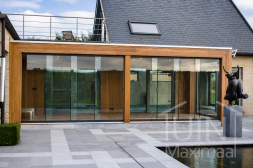 Glazenschuifdeur in bestaand moderne houten overkapping Glazenschuifdeur in bestaand moderne houten overkapping