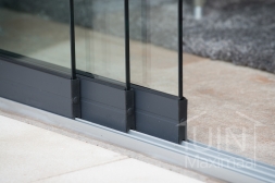 Gumax® Glazen schuifwanden in mat antraciet detailfoto van de onderrail