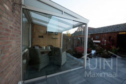 klassieke Gumax® overkapping in mat wit van 3,06 x 2,5 meter met opaal polycarbonaat dak