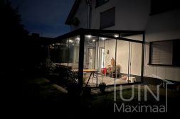 Gumax® ledverlichting met glazen schuifwanden in een moderne overkapping 