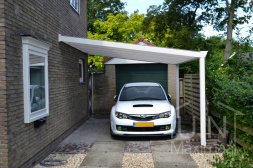 Klassieke Gumax® Carport in mat wit aan huis met opaal polycarbonaat dakplaten
