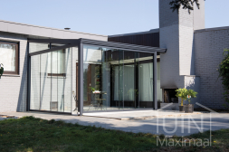 Klassieke Gumax® Terrasoverkapping in antraciet van 4,06 x 4 meter en glazen schuifdeuren