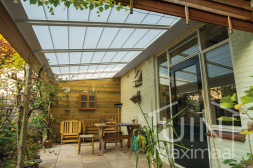 Klassieke Gumax® overkapping in mat wit van 5,06 x 2,5 meter met helder glazen dakplaten incl zonwering