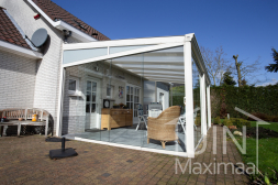 Klassieke Gumax® Terrasoverkapping in mat wit van 6,06 x 4 meter met helder glazen dak en glazen schuifdeuren