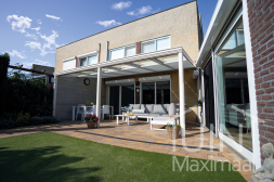 Klassieke Gumax overkapping in mat wit van 6,06 x 3 meter met glazen dakplaten inclusief elektrische zonwering