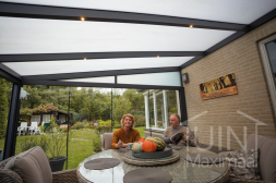 Moderne Gumax® Terrasoverkapping in antraciet van 4,06 x 4 meter opaal polycarbonaat dakplaten en schuifdeuren en led
