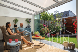 Moderne Gumax® Terrasoverkapping in mat wit van 4,06 x 3,5 meter iq-relax polycarbonaat dak en glazen schuifwand