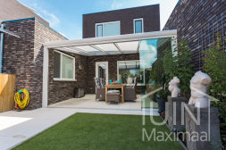 Moderne Gumax® overkapping in mat wit van 5,06 (ingekort) x 4 meter met opaal polycarbonaat dak en schuifdeuren