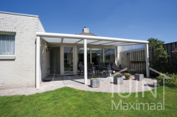 Moderne Gumax overkapping in mat wit van 6,06 x 3 meter met glazen dakplaten inclusief elektrisch zonnescherm