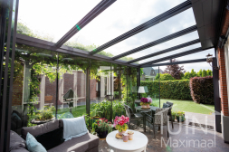 Moderne tuinkamer met glazen schuifpui en ledverlichting