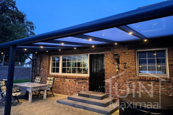 Gumax® ledverlichting onder een moderne veranda met polycarbonaat dak 
