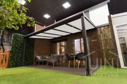 Moderne Gumax® Terrasoverkapping in mat antraciet van 5,06 x 3,5 meter met glazen dakplaten <br>inclusief Gumax zonwering en LED verlichting