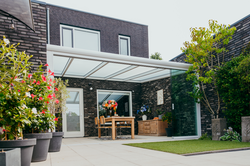 Crème aluminium terrasoverkapping met schoor aluminium terrasoverkapping met schoor
